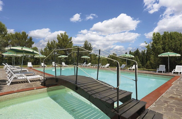 Cosy apartment in villa for 4 people with WIFI, pool, terrace, pets allowed and parking