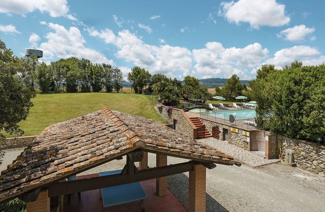 Cosy apartment in villa for 7 guests with pool, WIFI, TV, terrace, pets allowed and parking
