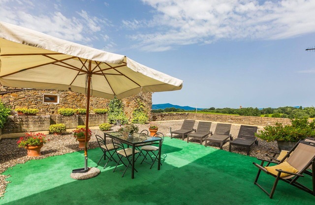 Cosy apartment in villa for 6 guests with A/C, pool, WIFI and patio