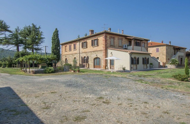 Cosy apartment in villa for 12 people with WIFI, A/C, TV, patio, pets allowed and parking