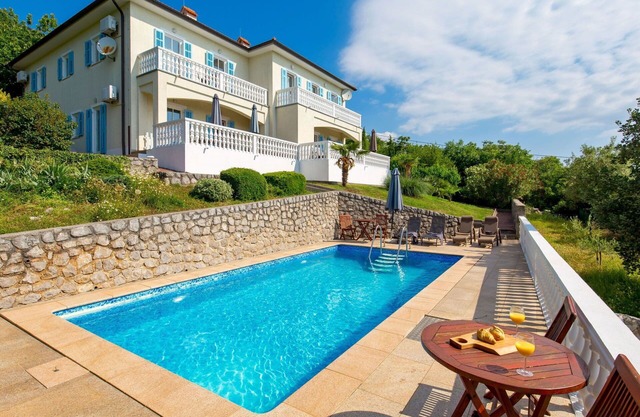 Cosy apartment in villa for 6 people with WIFI, pool, A/C, TV, terrace, pets allowed and parking