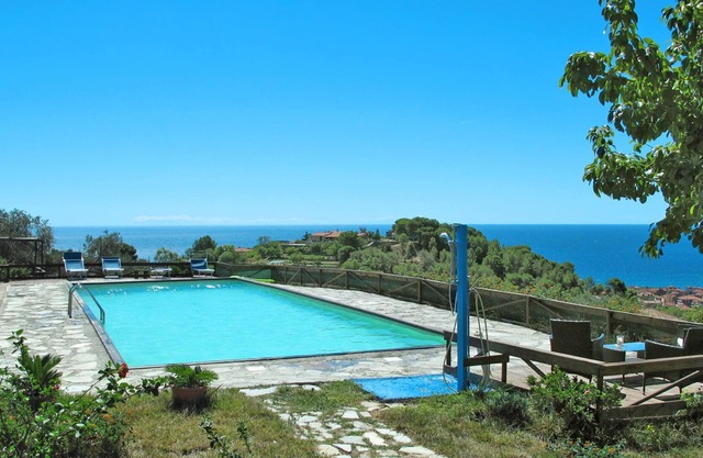 Cosy apartment in villa with A/C, pool, patio, pets allowed, panoramic view and parking