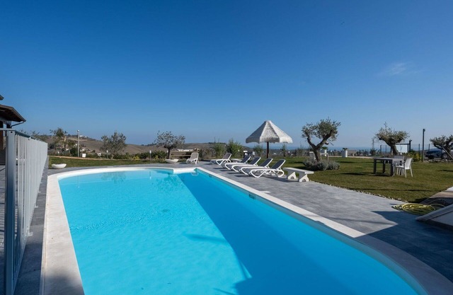 Cosy apartment in villa for 4 guests with pool, WIFI, A/C, TV, patio, pets allowed and parking