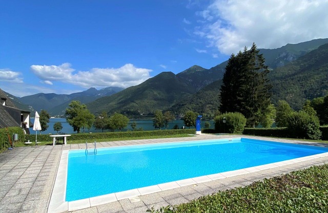 Cosy apartment for 5 guests with WIFI, pool, TV, balcony, pets allowed and parking