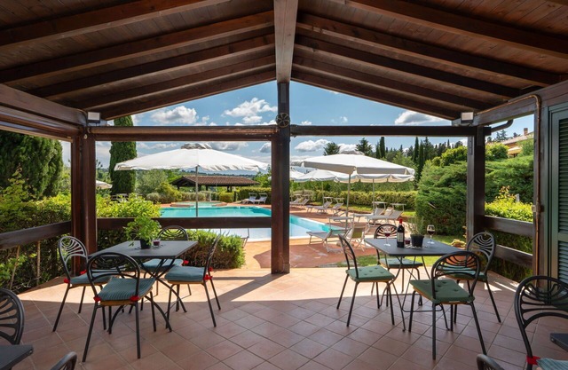 Cosy apartment with A/C, pool, WIFI, TV, terrace, panoramic view and parking, close to San Gimig.