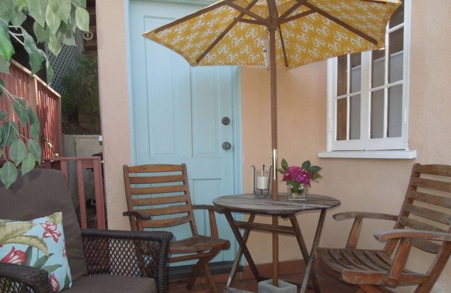 Cosy Carriage House below The Hollywood Sign