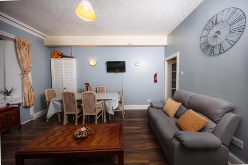Cosy Central Apartment by the Meadows 1