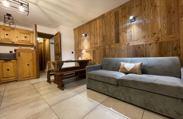 Cosy chalet-style apartment with pool at the foot of the slopes and panoramic vi