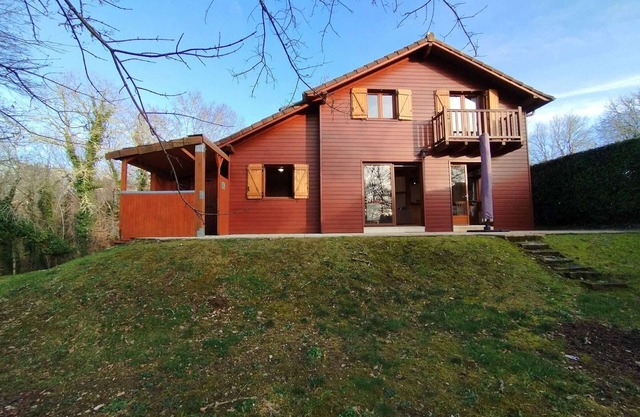 Cosy chalet for 6 with pool and Wi-Fi, near Souillac