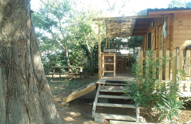 Cosy chalet just a stone's throw from the beach, surrounded by greenery.