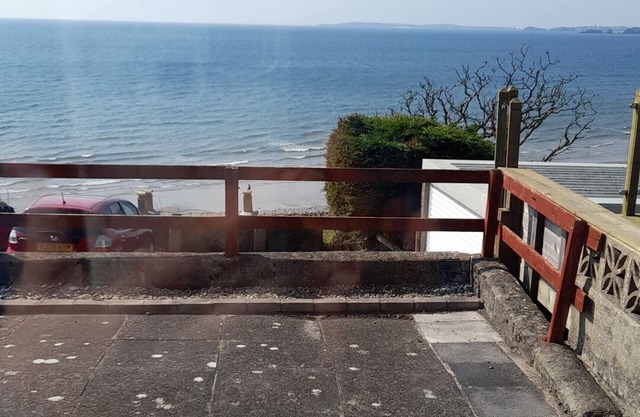 Cosy chalet with breathtaking sea views of the bay. Pet friendly.