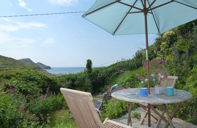 Cosy Chalet With Sea Views, By The Beach