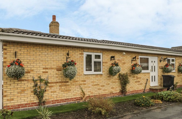 COSY CORNER, character holiday cottage, with a garden in Haxby