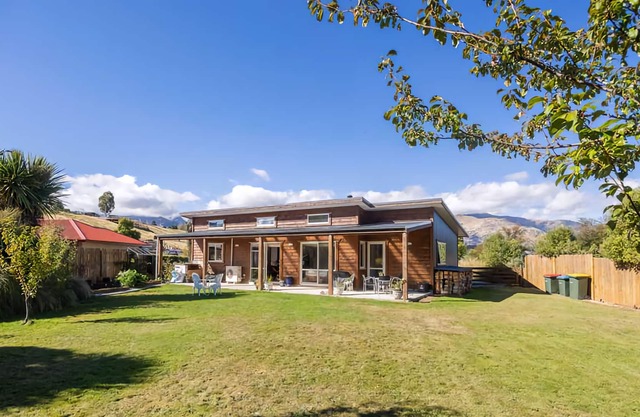 Cosy cottage at Lake Hawea. Family & pet friendly, short walk to river & lake