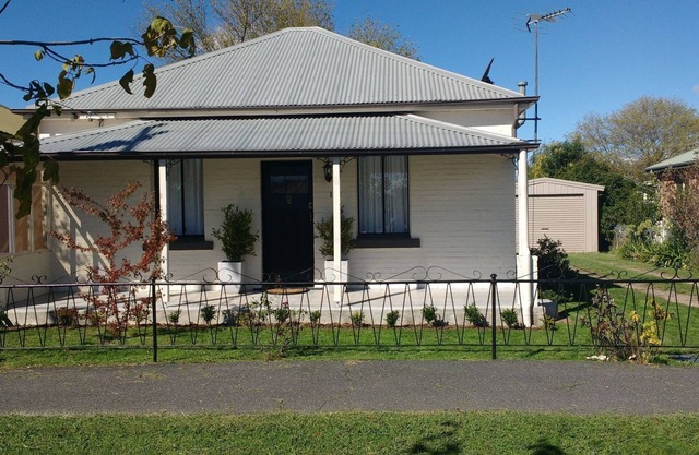 Cosy cottage - walk to town