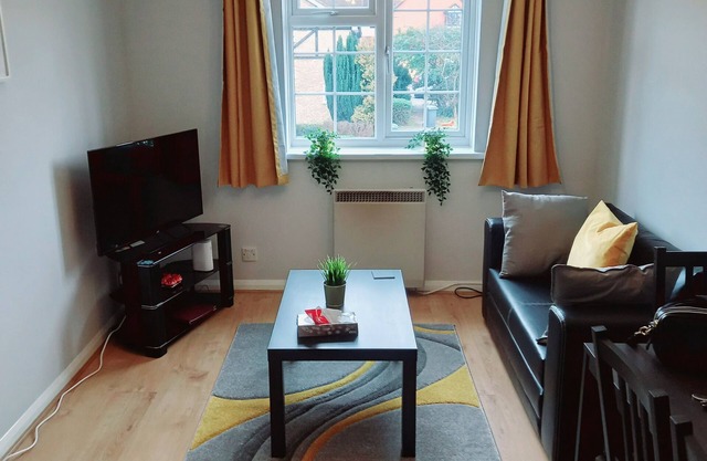 Cosy Flat near Airforce Museum London