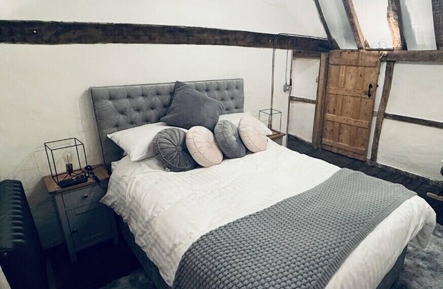Cosy, full amenities, games room & private garden
