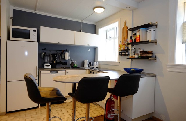 Cosy Harbor Area Apt, Private Entrance. Newly Renovated. Free WiFi & Parking