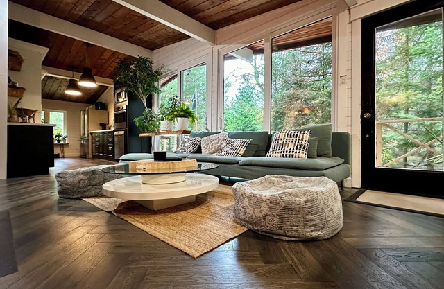 Cosy Home on the River. Pet-friendly, Hot Tub, Fast Wifi, Wood Fireplace.