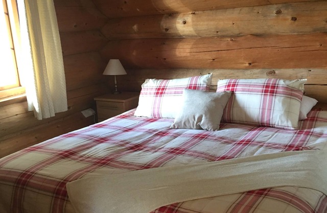 Cosy Log Cabin in rural Shropshire overlooking fishing lakes