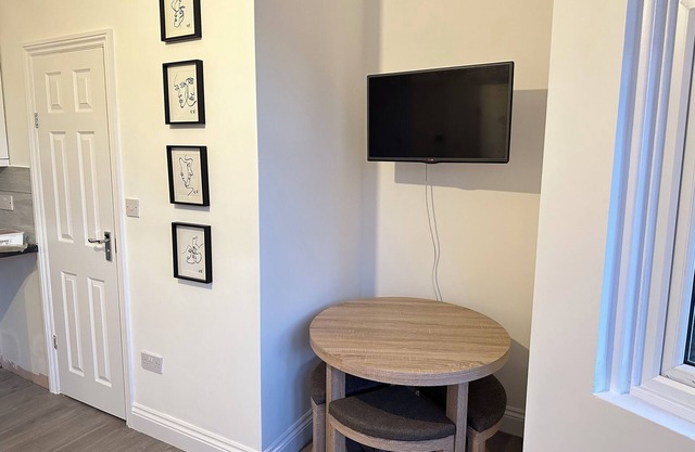 Cosy London Apartment by Underground Train station - Starlet Stays