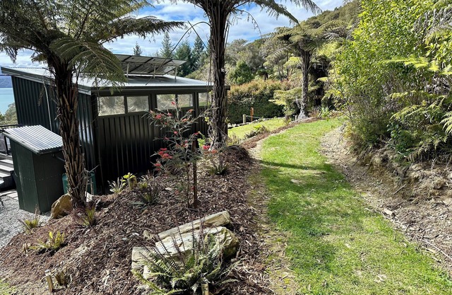 Cosy modern two bedroom off-grid cabin, in the Marlborough Sounds