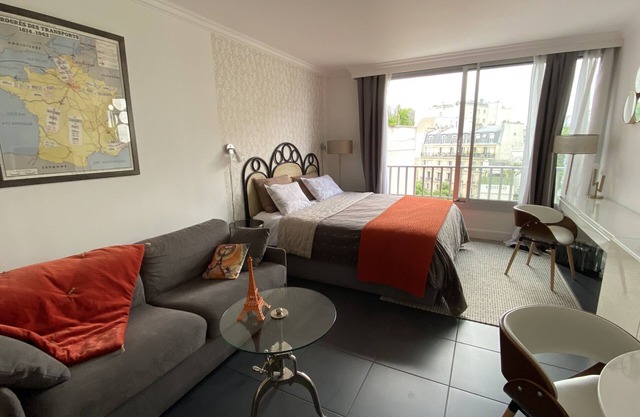Cosy parisian place at Arc de Triomphe