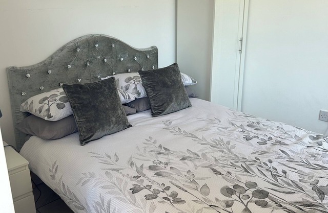 Cosy quiet self contained private cabin at the foot of the downs.