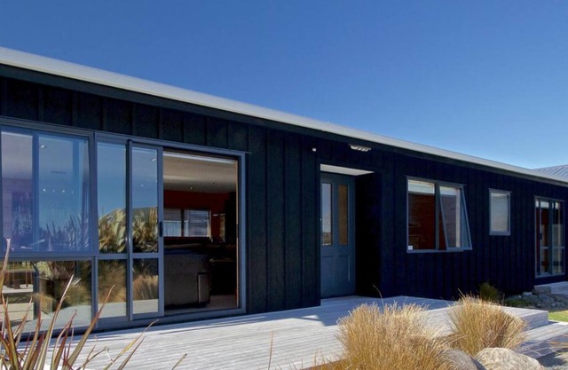 Cosy ski retreat near Carrot park. Hot tub and table tennis!