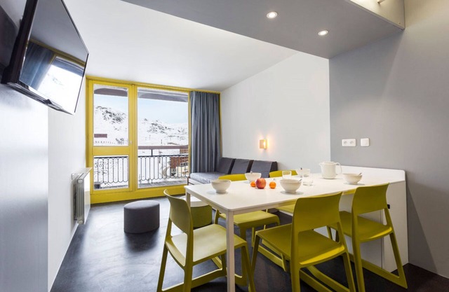 Cosy with Balcony and Mountain View 1024