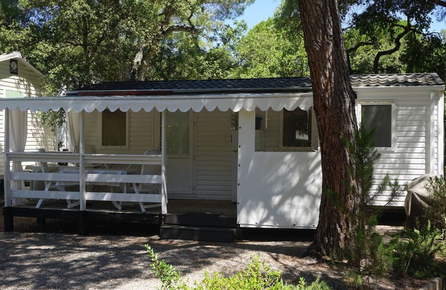 Cotê d'Azur - Camping Leï Suves - chalet - kitchen in- and outside - airco