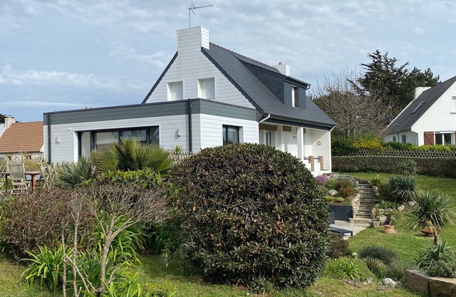Côte de Granit Rose 100 m from a sandy beach house renovated in 2016
