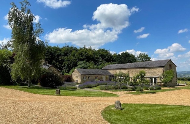 Cotswold Farmhouse Barn - stunning views