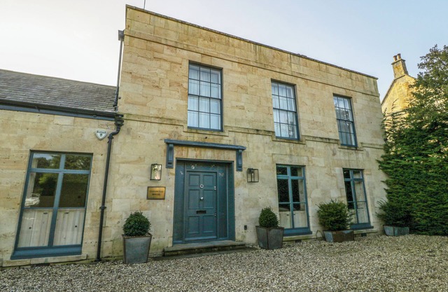 COTSWOLD HOUSE, pet friendly, with open fire in Moreton-In-Marsh