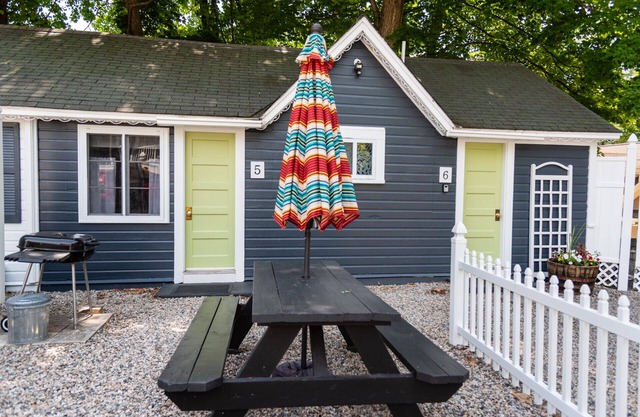 Cottage 5-6 - Year Round Pet Friendly - 2 Bedroom/1 Bath End Unit