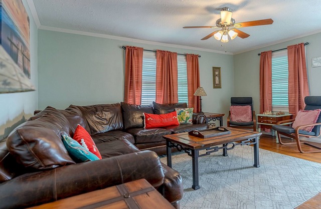 Cottage Breeze-near conv center, beach