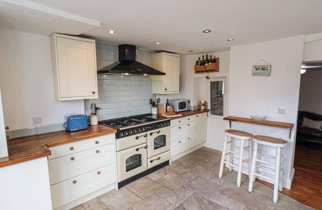 COTTAGE EIGHTEEN01, pet friendly, with open fire in Guisborough