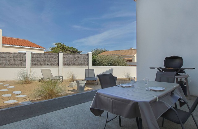 Cottage 'Gîte Les Oyats' with Terrace, Garden & Wi-Fi