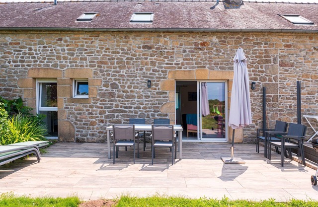 Cottage 'La Clé Du Bonheur' with Private Terrace, Shared Garden and Wi-Fi