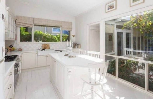 Cottage located in Leederville near shops and restaurants free WIFI