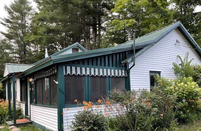 Cottage near Great Sacandaga with large fenced yard.