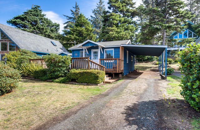 Cottage near the beach perfect for a couple with deck, grill, & fireplace