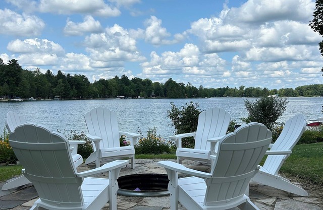 Cottage on Crystal Clear All Sports Lake, Sauna, Jacuzzi, Boat, Great Fishing!