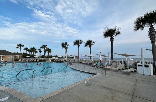 Cottage on golf course, 5 minutes to beach, sleeps 8.