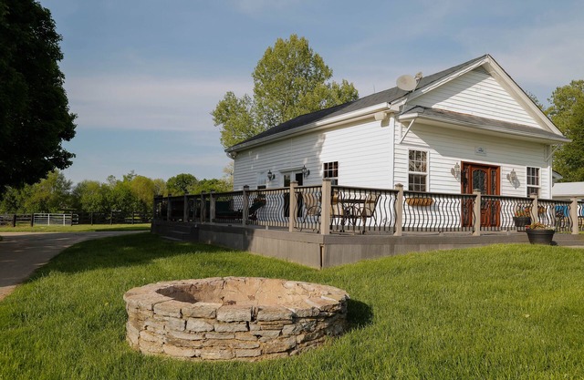 Cottage on Working Race Horse Farm Minutes to Downtown, Keeneland, Horse Park!