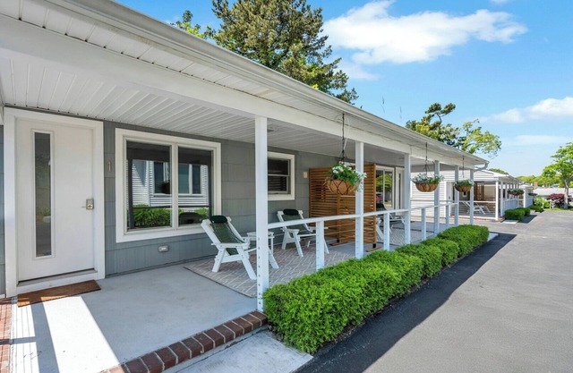 Cottage Suite in Boutique Hotel, Heart of Hampton Bays, Waterfront.