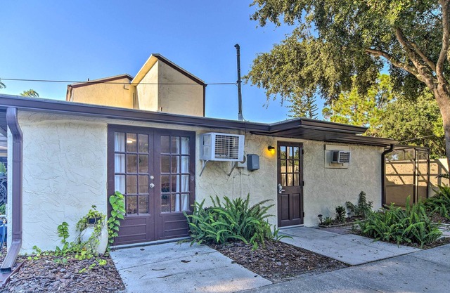 Cottage w/ Fire Pit ~ 3 Mi to St Pete Beach!