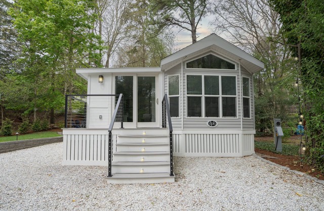 Cottage w/ Firepit & beach access "Outdoor Dining Delight"