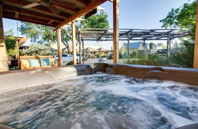 Cottage w/hot tub 3 blocks from downtown