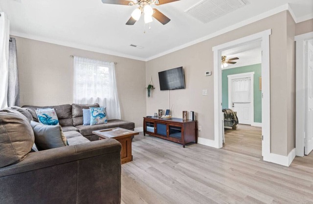 Cottage Walking Distance to the Beach W/E-Bikes